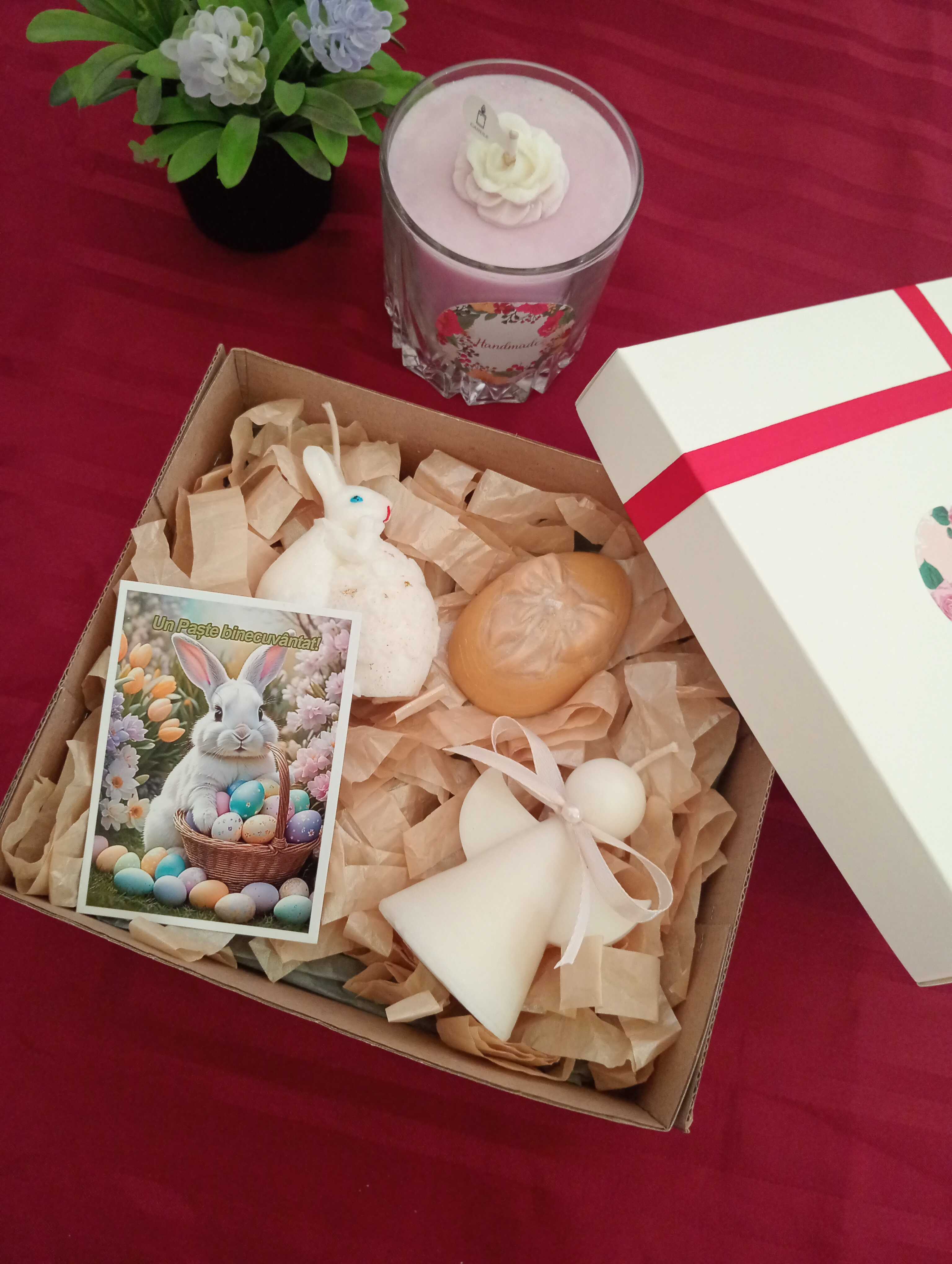 Set cadou cu lumânări aromate pentru sărbătorile Pascale.